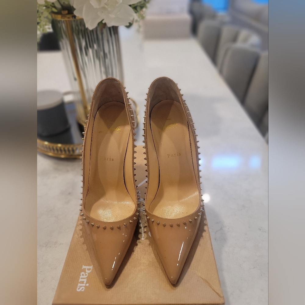 Christian Louboutin Anjalina 100 patent nude/gold shoe.
